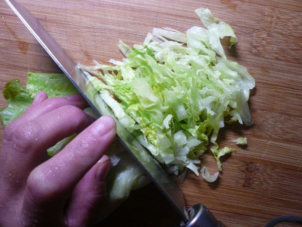 將萵苣洗淨切絲備用。