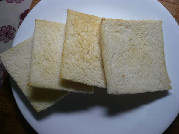 取4片薄片土司，切去土司邊。(如個人喜歡土司邊，可以不用切去。)將土司放入烤箱烤3分鐘。