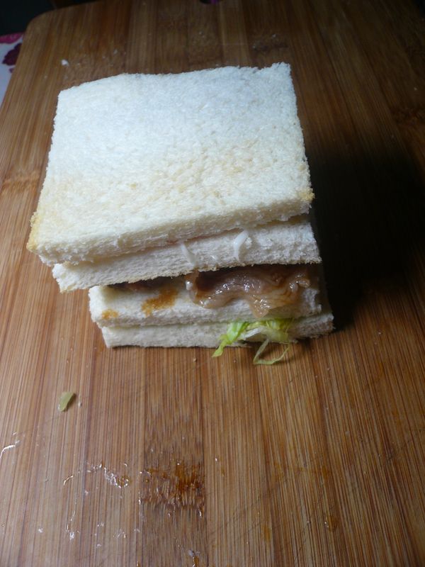 由左而右依序疊起，上方再加一片土司片。