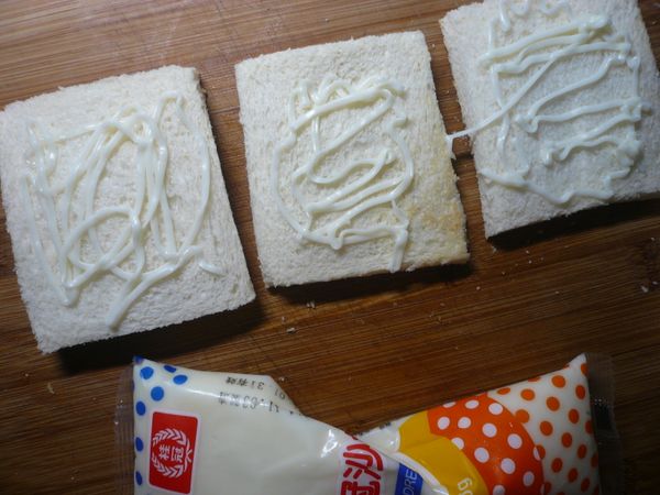 取出烤好的土司，擠上些許的沙拉醬。