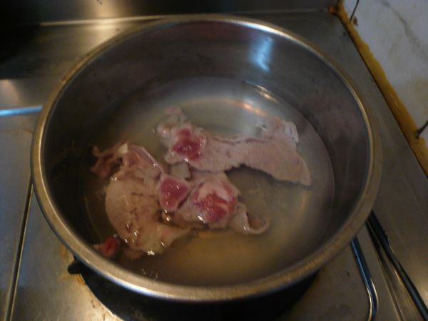 煮一小鍋水，將豬肉片放入汆燙，熟透後撈出備用。