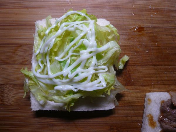 放萵苣絲的土司片上再擠些沙拉醬。