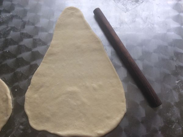 取一份麵團撖成三角形。把麵團先整成三角形，再邊撖邊拉，比較容易成形，大致有三角的形狀就可以了，待會還要切割修改，重要的是4個麵團的形狀要儘量一致。