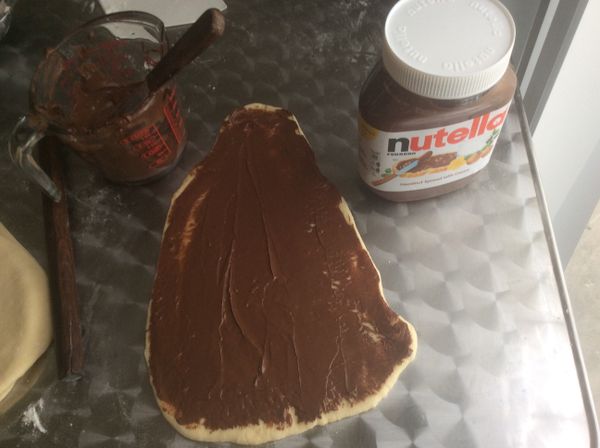 抹上榛果醬，榛果醬可先微波加熱，較易塗抹。