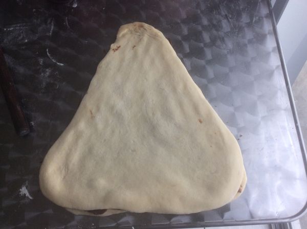 第二份麵團也撖成同樣大小的三角形疊上，也抹上榛果醬，重複4份麵團都完成，最後一片表面不需抹醤。