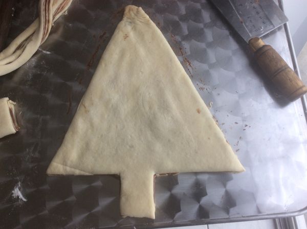 修齊兩邊，底部修成樹幹形，切下的麵團，稍整形一下，就成了小麵包，能用的就不要浪費。