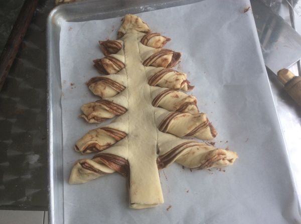 切好的片，同一方向扭轉兩次。然後鬆弛20分鐘，刷上蛋白，撒些芝麻，350°F烤約25分鐘。