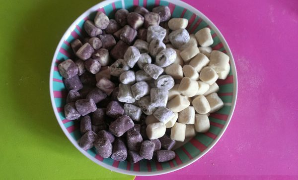 完成的圓仔外層撒些太白粉防沾黏，多的圓仔可以放冷凍收藏，每次食用前煮一鍋滾水，以湯匙順時針攪動熱水，再放入圓仔，待圓仔浮起即可食用