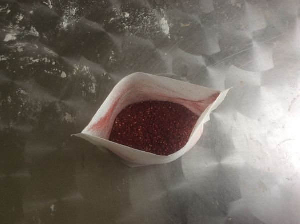 紅曲米碾碎後放入茶包袋中。