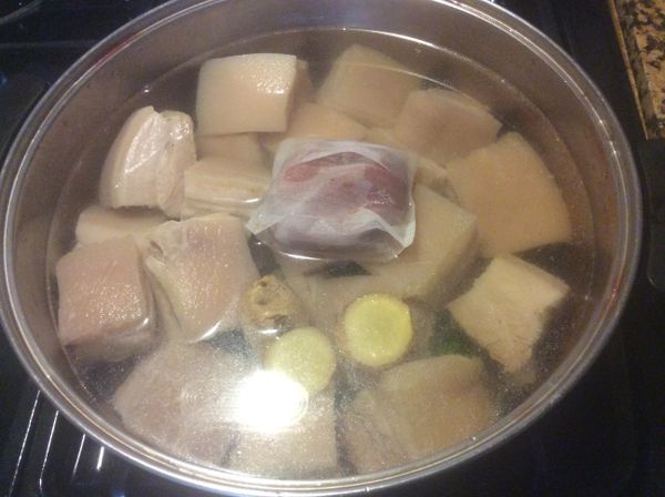 五花肉切方塊，加冷水蓋過肉塊，倒入半杯紹興酒浸泡15分鐘後煮滾燙出血水後洗淨，鍋底放蔥段，上置肉塊，皮朝上，加水蓋過肉，加醬油、薑片、酒、八角，紅曲米，大火煮滾後放冰糖，鹽，改小火煨煮約2小時，冰糖隨各人口味調整，但醬汁肉要煮得帶甜味才好吃。