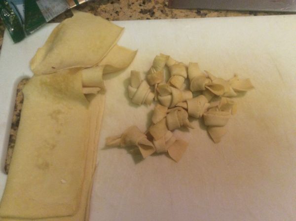 現在找不到現成的百頁結，只有自己做。買厚的百頁，切成適當的長條，打個結後，在滾水中放入一匙的小蘇打粉，百頁結放入煮數分鐘後泡在蘇打水中，軟化後沖洗去除蘇打味。