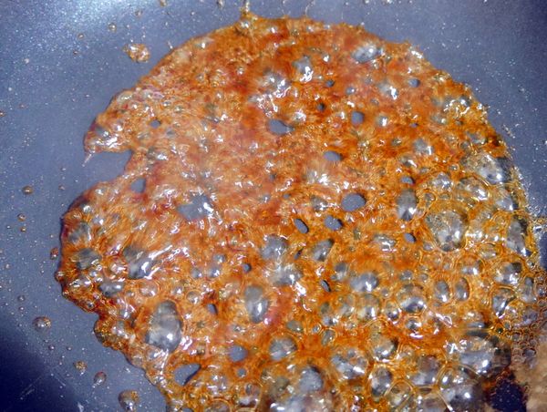 至焦糖色再加(15g玉米粉+60g水)煮沸成焦糖液