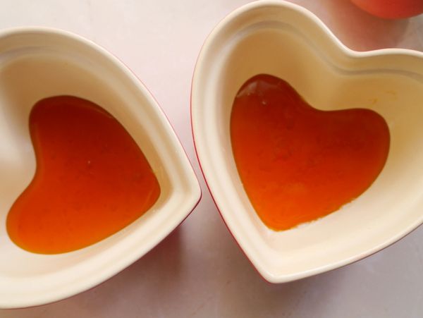 杯中先抹上奶油，再將焦糖液倒入杯中待冷即可