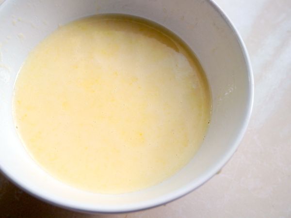 鮮奶油+牛奶+砂糖煮至60度即可加入全蛋液、香草精拌勻成布丁液