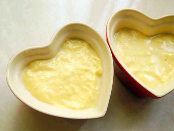 倒入杯中(麵糊會輕輕漂浮在布丁液上頭，小心均勻倒入)