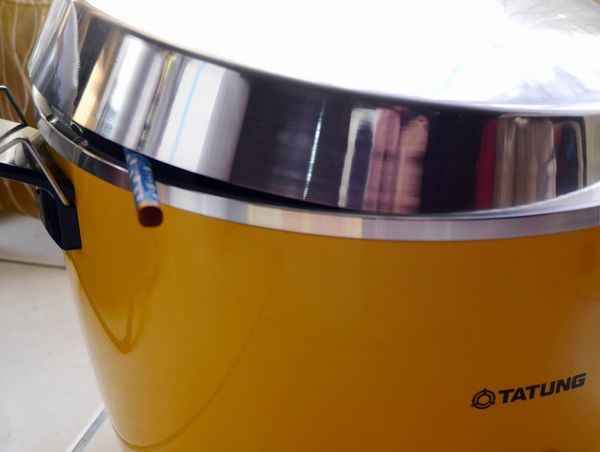 外鍋２杯水蒸蛋糕，但鍋蓋加個筷子