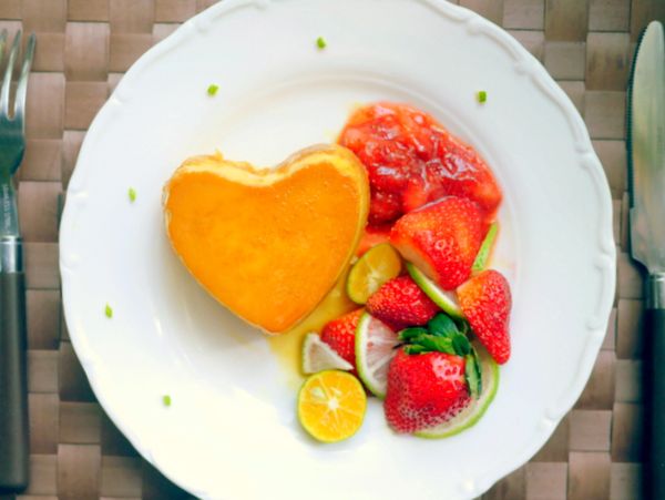 將蒸好的布丁蛋糕塔蓋上盤中備用