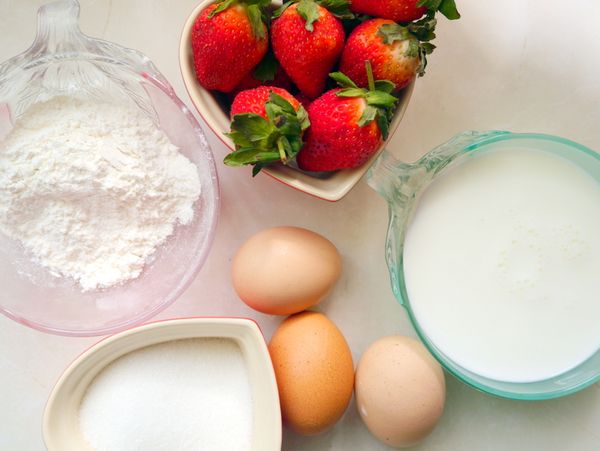 準備食材:白砂糖、雞蛋、牛奶、鮮奶油、草莓、低筋麵粉