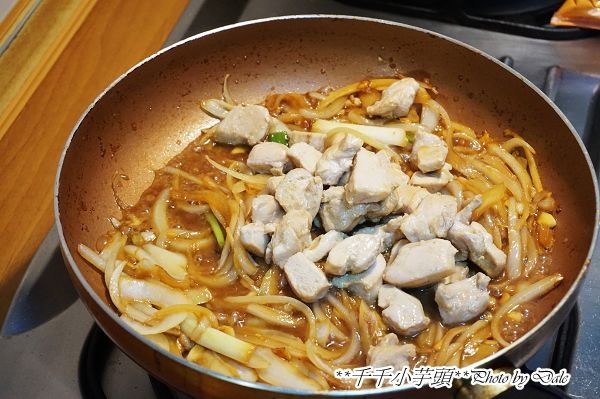 倒入8分熟的雞肉一起在鍋裡悶煮

詳細料理內容及步驟：http://dale1128.pixnet.net/blog/post/44332042
粉絲團：https://www.facebook.com/dale168