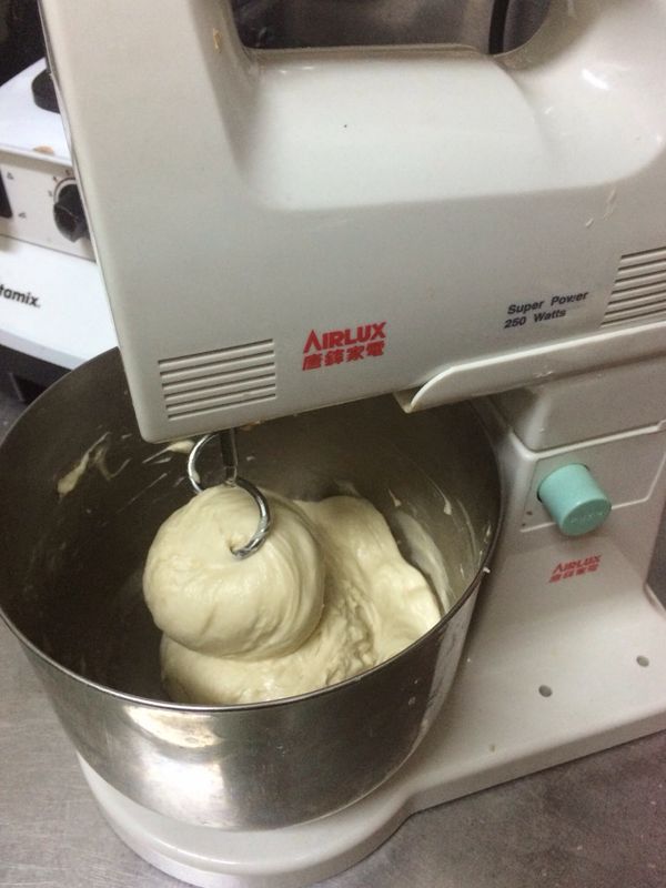 將[主麵團食材]除奶油外，放入攪拌缸攪拌至有筋性(手提式攪拌機，低速約8分鐘）