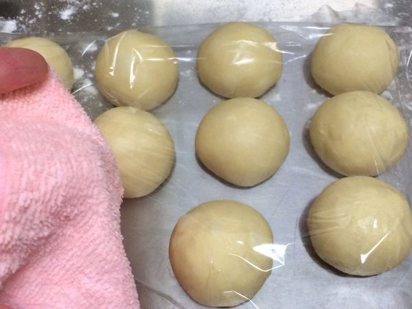 平均分割9個，滾圓後覆蓋保鮮膜和溼巾休息10分鐘