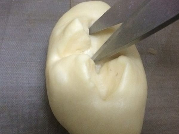 麵團上用廚房調理剪刀剪十字型