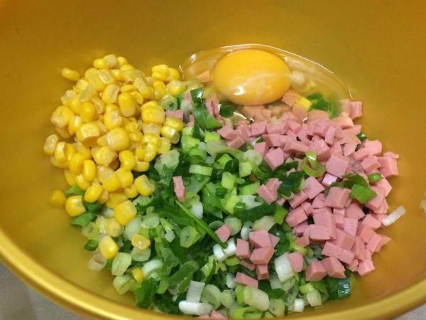 將[香蔥餡]除白芝麻外拌勻備用