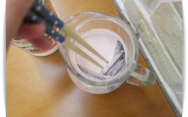 取一容器將光泉鮮乳及鮮奶油混合!!接著將甜菜根塊浸泡在光泉鮮乳中~~讓它慢慢上色吧!!可以用筷子攪拌一下~~