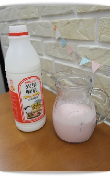 哇!!!光泉鮮乳完全變成粉紅色牛奶啦^^顏色好粉嫩好討喜呢~~~