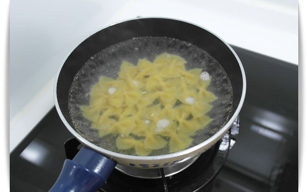 取一鍋倒入適當的水~滾後將蝴蝶麵倒入!!烹煮時間請看包裝上的說明...但煮7-8分熟即可喔!!!煮的時候可以加少許的鹽~~
