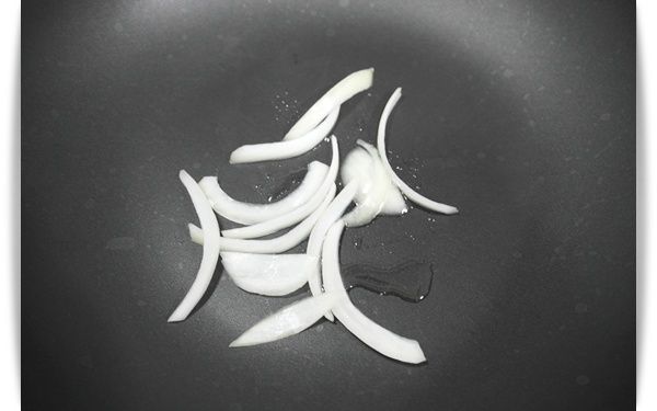 在平底鍋中倒入些許的油~並將洋蔥爆香!!