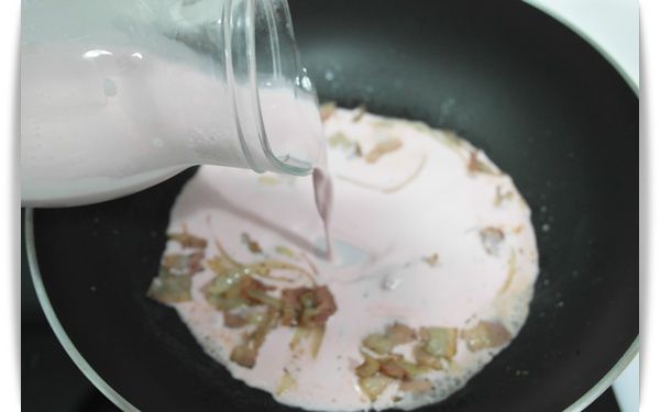 接著將粉紅牛奶倒入~~讓它煮一下:)