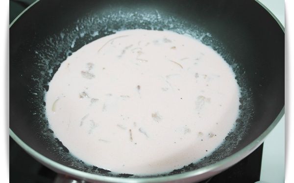 有點滾的時候倒入蝴蝶麵一起拌炒至麵條熟成!!!等待收汁就可以盛盤囉~~顏色很粉吧^^