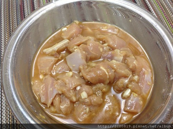 雞胸肉切小塊醃入味，

醃料：醬油、米酒、梅精、蒜泥、胡椒粉、蛋白、糖