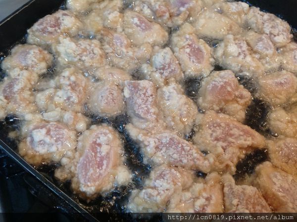 裹上炸粉油炸（酥炸粉十地瓜粉）