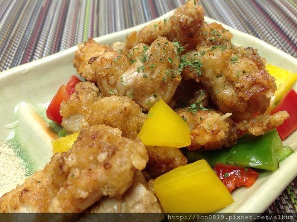 撒上胡椒粉、洋香菜，搭配彩椒食用