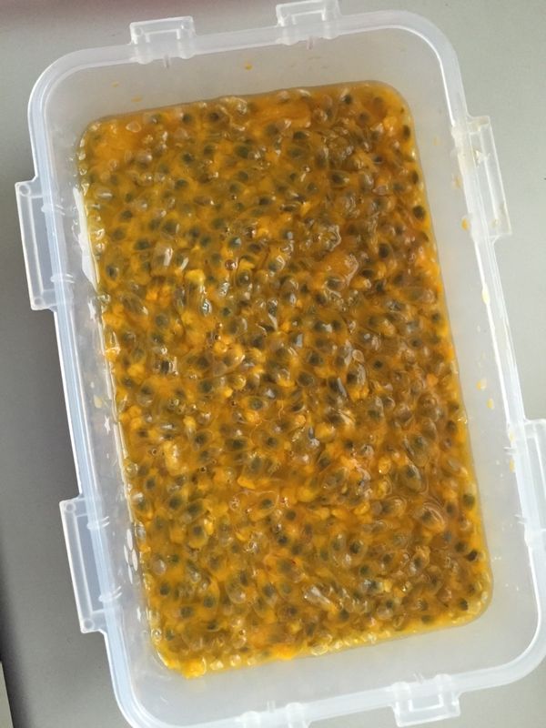 把百香果肉取出