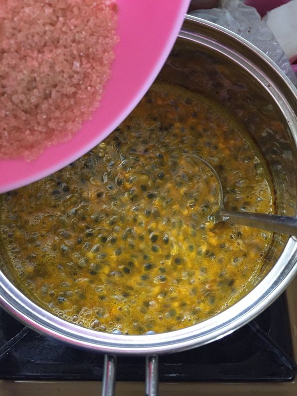 將百香果倒入鍋中加熱，稍滾後加入砂糖及檸檬汁，攪拌均勻待糖溶化即可關火