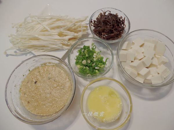 酸辣湯包以少許水攪勻，豆腐切小塊黑木耳泡軟切絲金針菇切去尾端洗淨撕開，蔥切花蛋打散