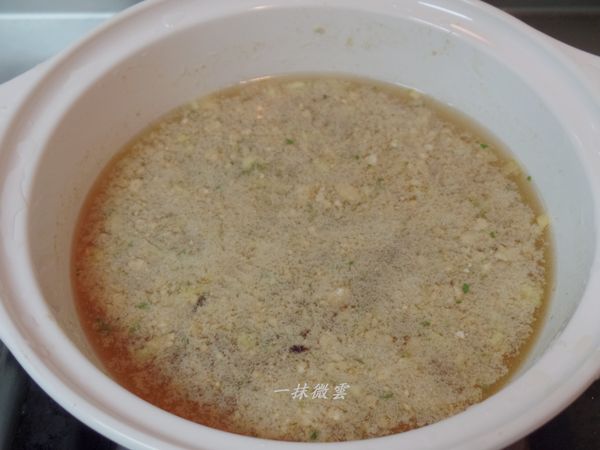 攪勻的酸辣湯倒入小湯鍋加6米杯水煮滾