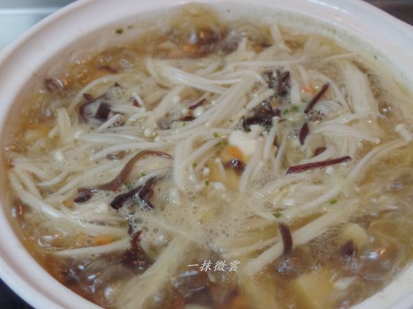 加入黑木耳絲金針菇及豆腐再煮滾幾分鐘