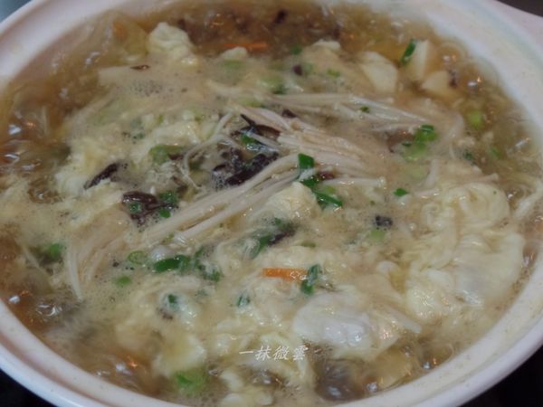 倒入打散的蛋以筷子攪拌成蛋花，蛋汁一面倒一面攪蛋花會呈細絲狀，倒入幾秒後再攪拌蛋花會呈片狀，最後灑入蔥花即可關火