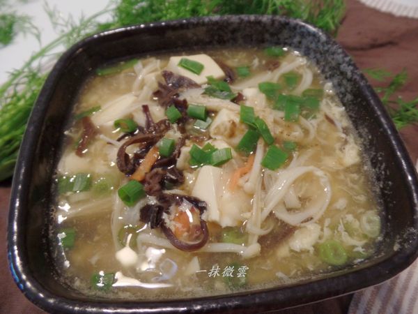 盛碗後滴一點烏醋灑一些白胡椒粉就完成了