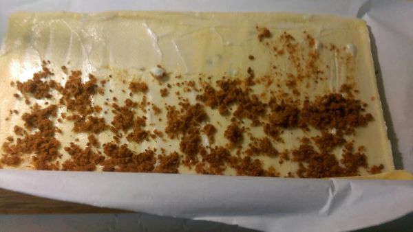 美奶茲均勻塗於內層.撒上肉鬆.桿卷