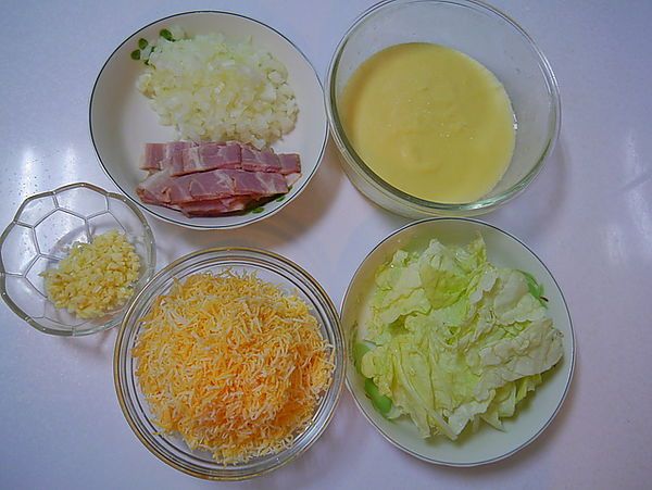 白菜洗淨用手撥成塊、培根切小片、洋蔥切末、蒜頭切末備用。