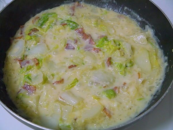 放入白醬和培根，炒至白菜完全吸收白醬醬汁。