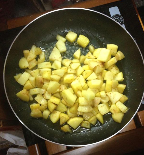 炒約三分鐘後加入白砂糖與二號砂糖繼續拌炒