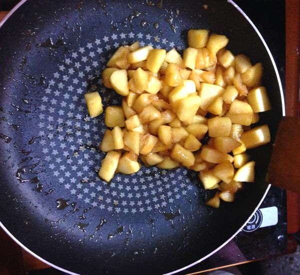 炒至蘋果軟後加入肉桂粉及蜂蜜繼續炒至收汁，若喜歡酸甜口味可以加少許的檸檬汁