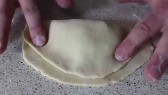 把麵皮的邊緣按壓封住蘋果內餡