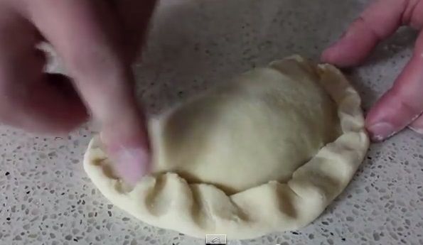 再把多出來的那端麵皮翻過來蓋住剛才的封口